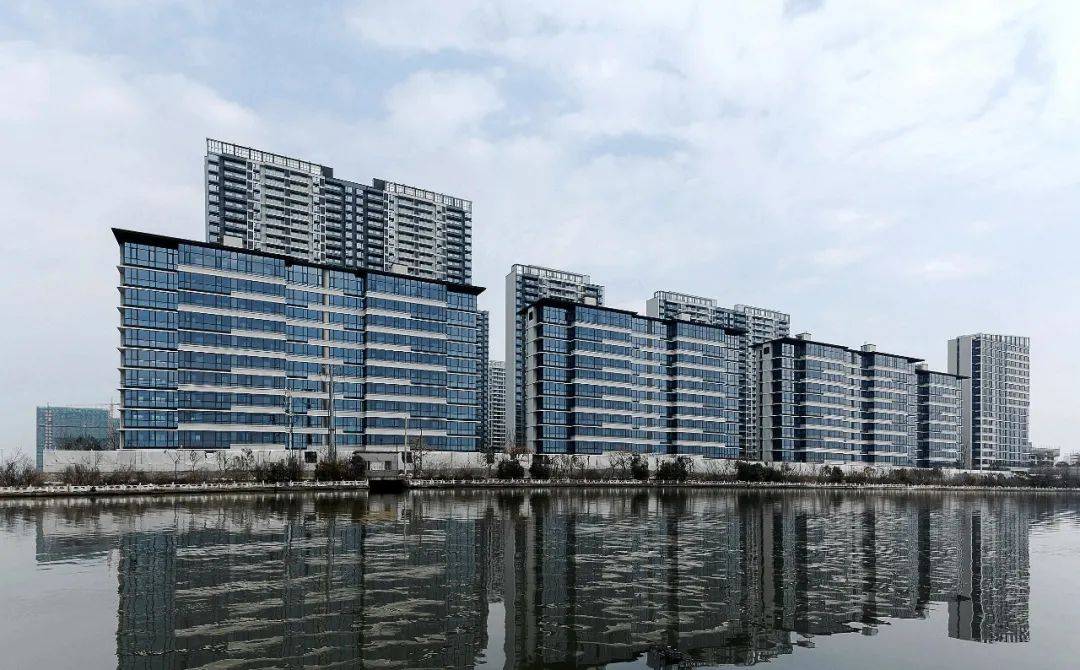 杭州湾新区港中旅海泉湾的外立面很好的诠释了品质高端的定义