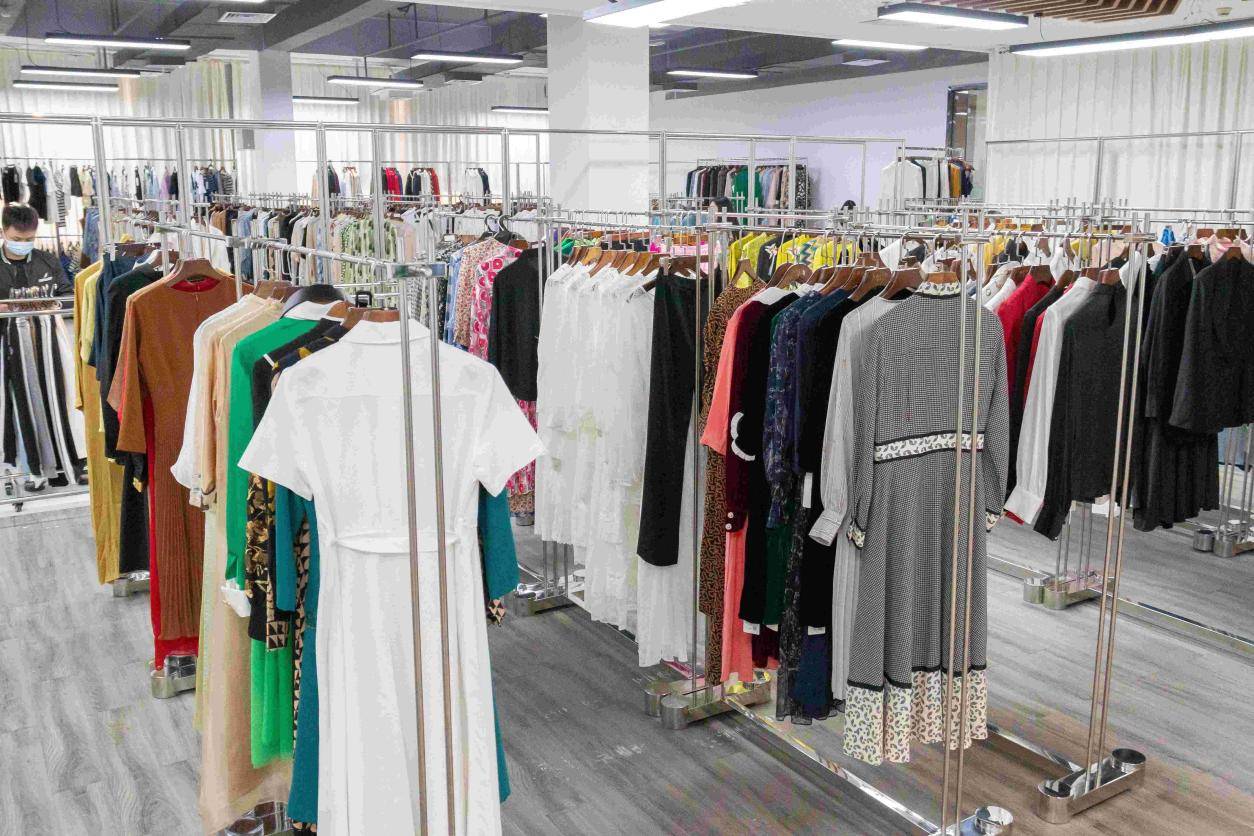 服饰批发行业动态：趋势与挑战并存