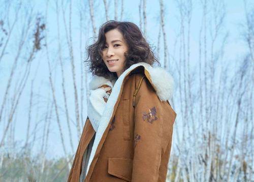 进行44岁的佘诗曼颜值依旧在线，肤质白皙宛如少女，完全不输90后