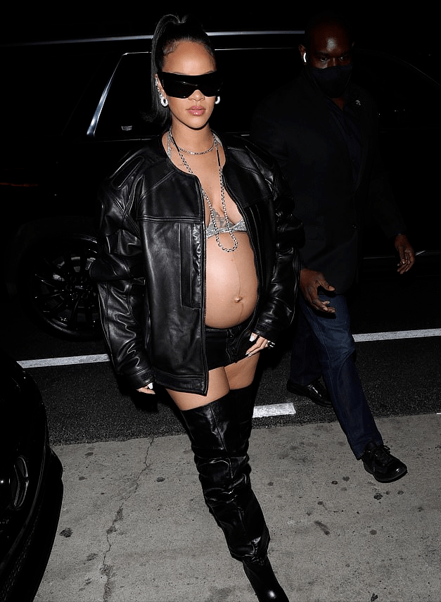 高跟鞋 蕾哈娜怀的小公主！穿迷你裙给baby买衣服，挺9个月孕肚踩高跟鞋