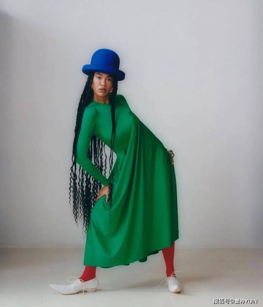 no 越脱离现实就越时尚？轮廓大师Melitta看着手中的围裙与吸尘器第一个say no