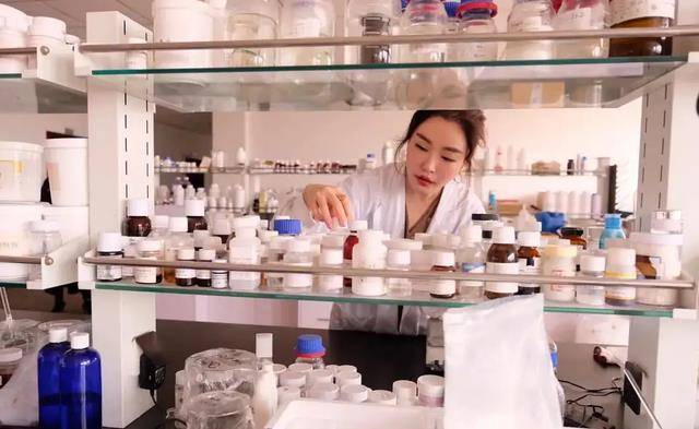 净利润山东女富豪赵燕身价555亿，20元的东西卖5000元，一年净利润7.8亿