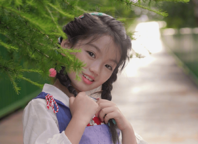 节目组|童星阿拉蕾长大了,8岁模样显成熟,颜值跟小时候有差距!!