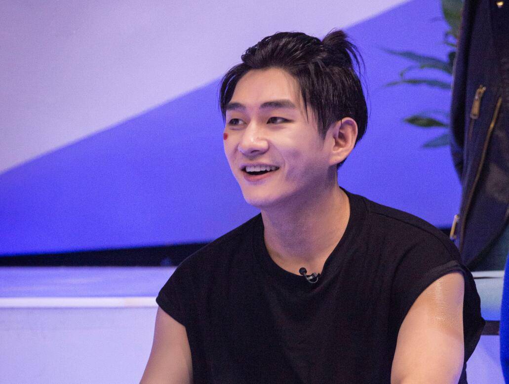 舞美|《追光吧》收视凭啥拉垮？节目组该如何破局？答案全在张卫健身上！！