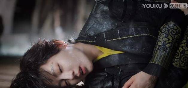 鱼尾|《与君初相识》首播！任嘉伦腹肌太假，热巴颜值在线妆造却拖后腿