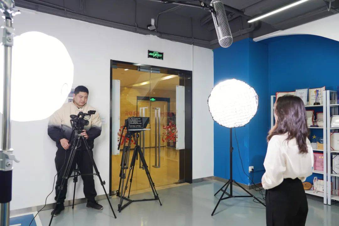 “创客中国”摄制组在兰洋科技办公区进行专题拍摄
