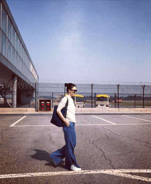 中性 偏爱中性风，黑色系穿搭显苗条，穿搭时尚不像60后