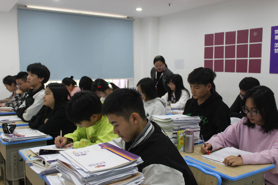 好的网课推荐高中 473a25fcc6c5452e890ee31fa191d069.jpeg