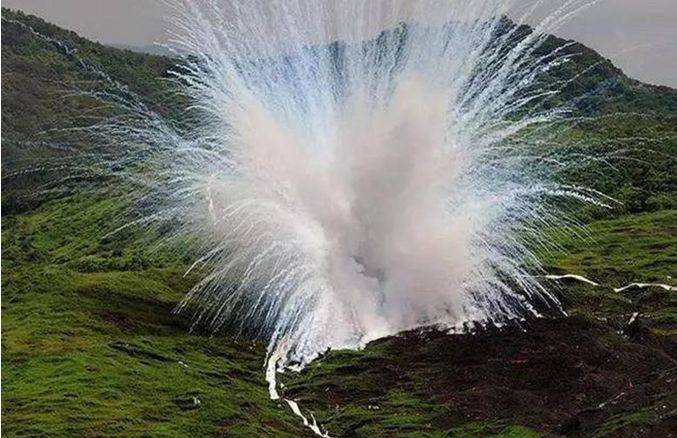 原创白磷手榴弹威力骇人沾到人体烧个洞志愿军以美军之道还治彼身