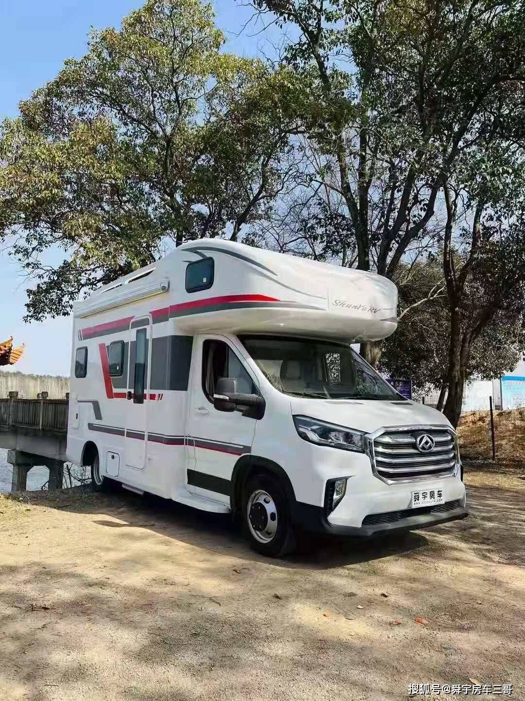 v90大额头六座六卧c型房车上蓝牌c照驾驶完美的48伏供电系统