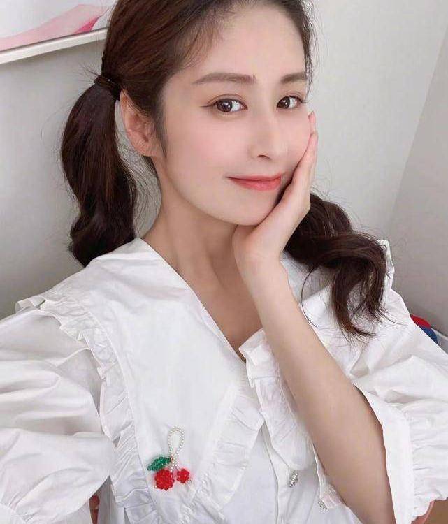 原创颖儿首晒闺女正脸小月亮冲镜头发脾气视频疑是意外发布