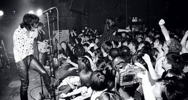 夏天|白举纲在台上扭动身体的那一刻，我把他当成了“当代歌王”华晨宇？