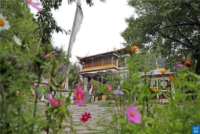 西藏|西藏巴松措风景如画，湖中央有座距今1500年空心岛，有小瑞士之称