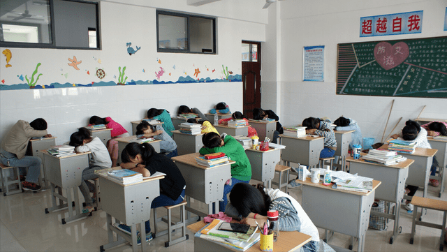 原创初中生上课瞌睡老师上前劝阻反倒挨扇一巴掌该怎么处理