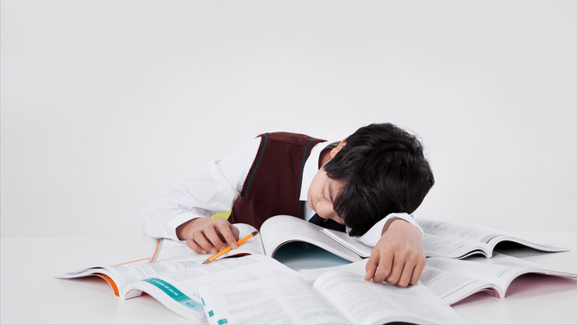 原创初中生上课瞌睡老师上前劝阻反倒挨扇一巴掌该怎么处理