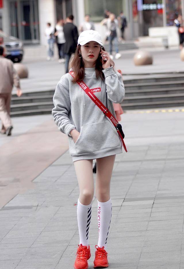原创灰色卫衣搭配短裤穿出下装消失的效果充满青春时尚的气息