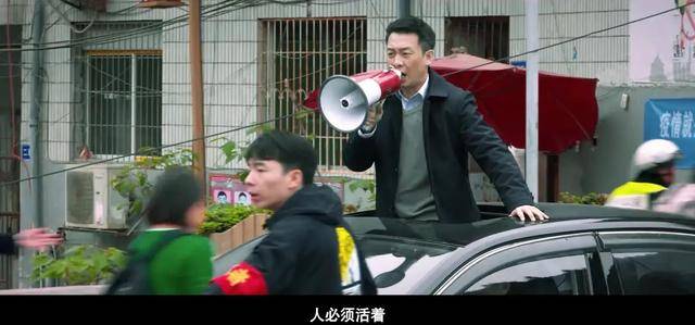 父亲|上线就爆，票房口碑猛增，朱一龙这部大片太燃了？？