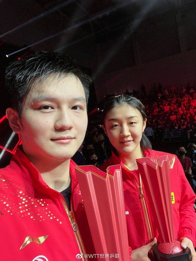 男帅女美！樊振东掌镜和陈梦自拍，王楠全家观战，女儿喜欢孙颖莎_王曼昱_大满贯_决赛