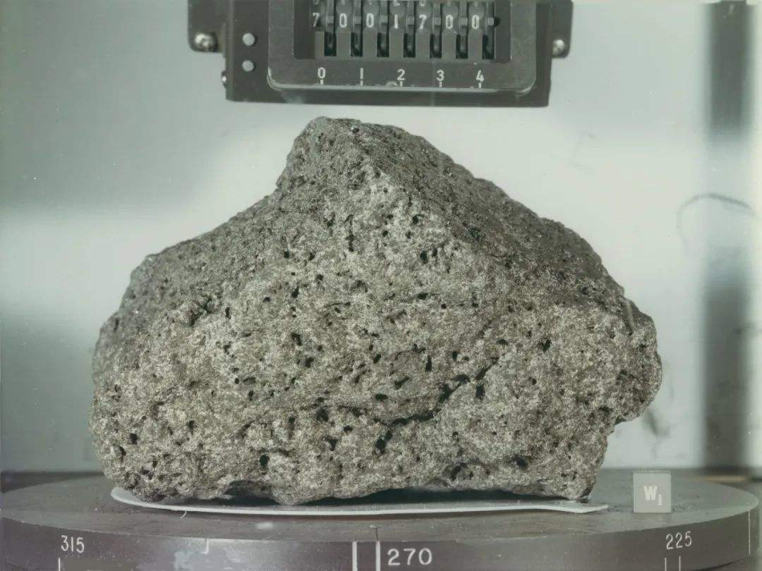 月球“土特产”成研究热潮：从月球岩石到不会融化的冰~