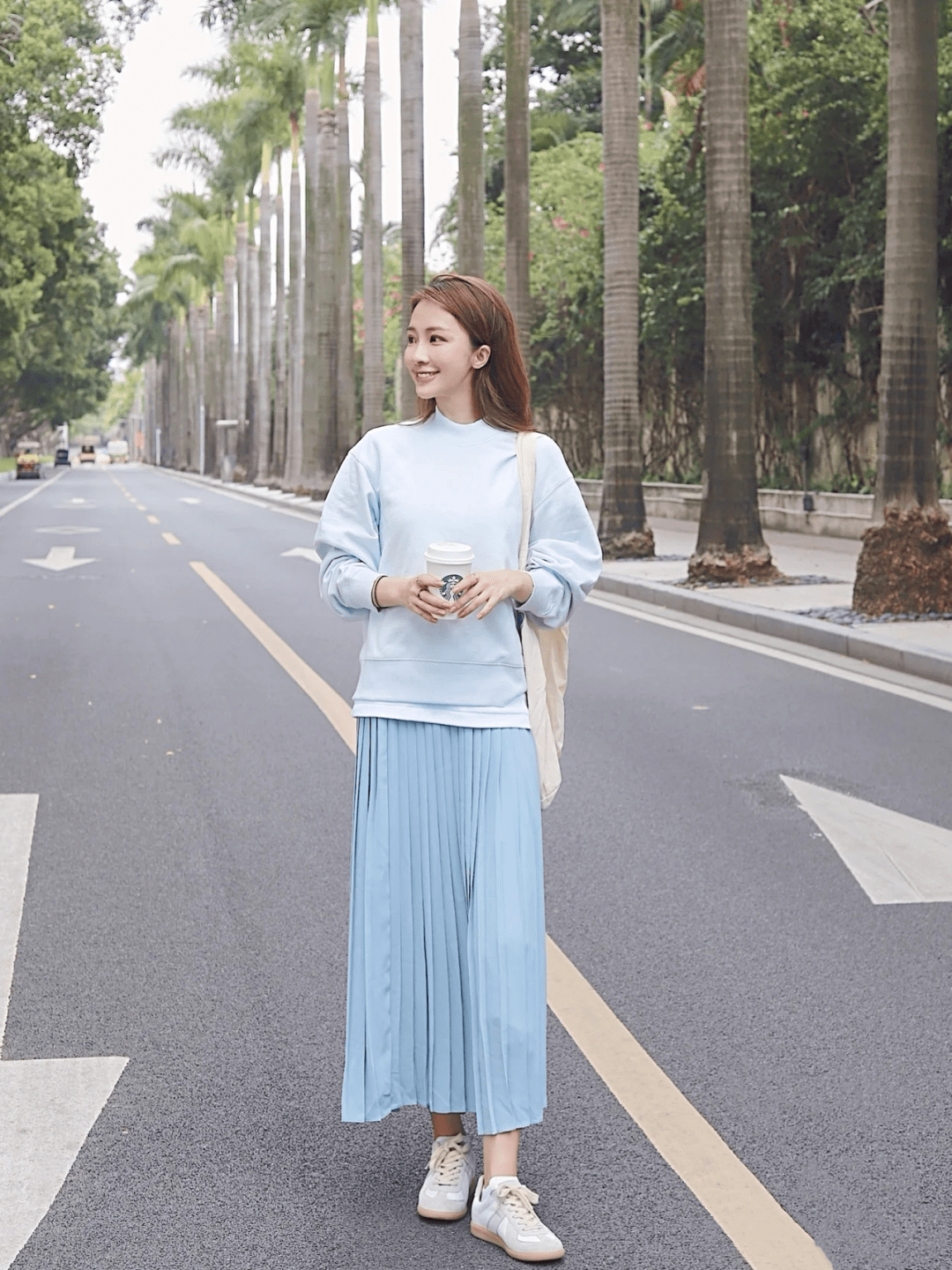 整体 卫衣+裙子的10种搭配,时髦又减龄