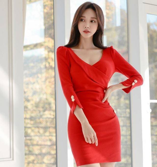 红色包臀裙被女神穿出了高级美这是多少男人的梦中情人