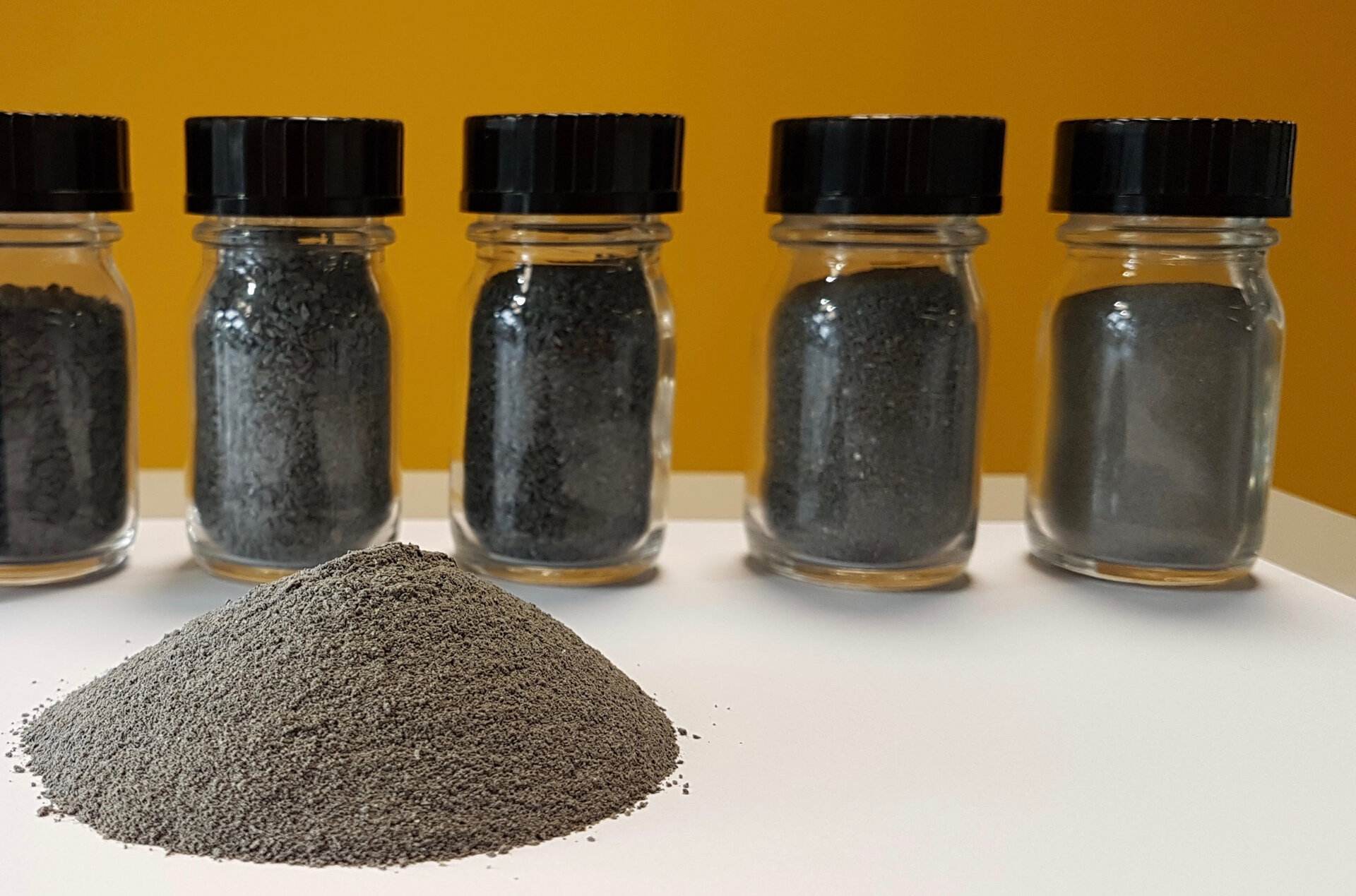 月球“土特产”成研究热潮：从月球岩石到不会融化的冰~