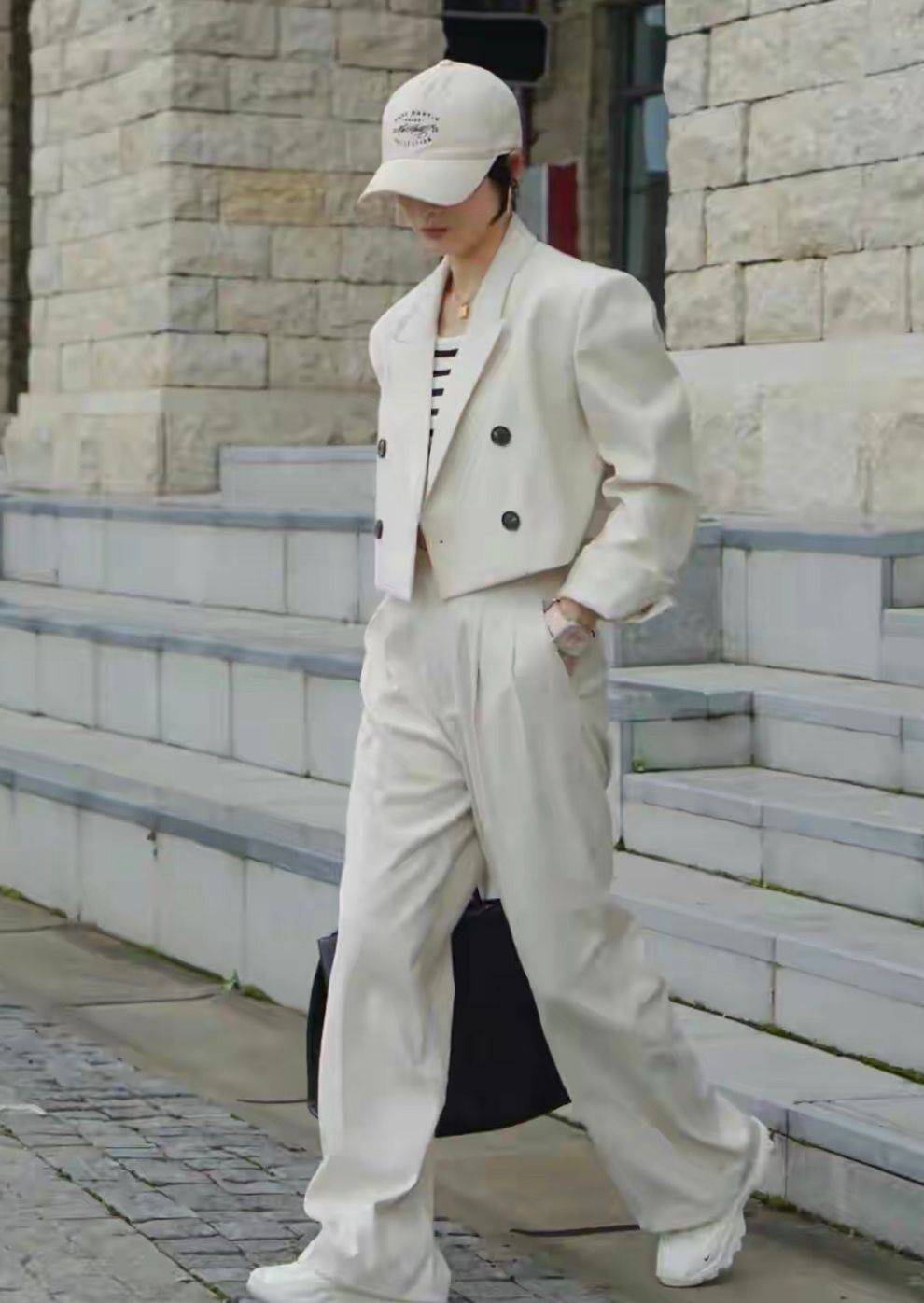 袜子 女人到中年别玩“下身失踪”了，不得体！换这3种穿法才优雅得体