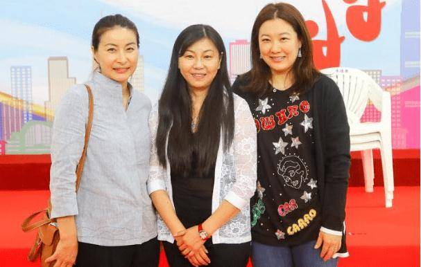 郭晶晶 43岁伏明霞与8位阔太聚会，素颜五官穿印花衬衫裙，富态不失贵气