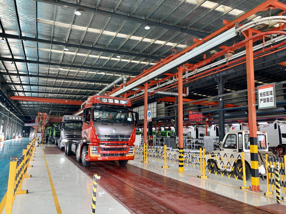 这两天,在中国重汽集团卡车绵阳分公司,汽车生产热潮涌动,产线工人