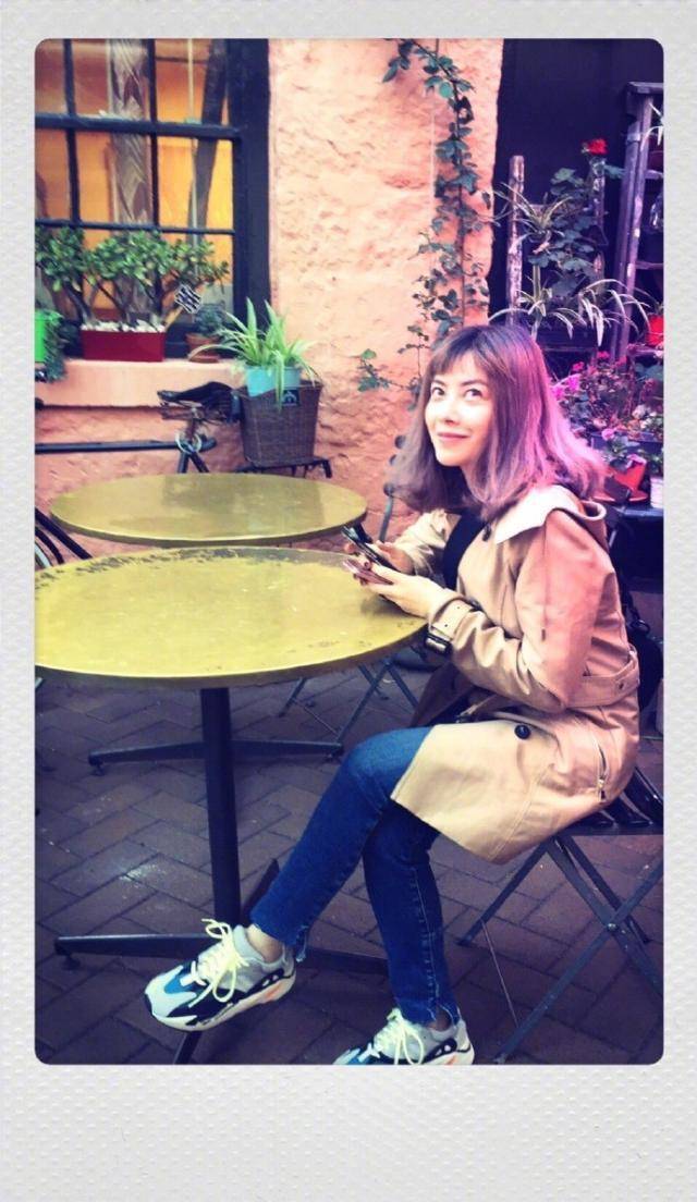 女神 41岁徐怀钰重现往昔,穿短裤嫩回18岁,当年的她可是像极了王菲