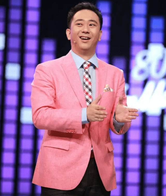 他不仅一手捧红了李诞,王建国,还开创了国内脱口秀节目的先河,王自健