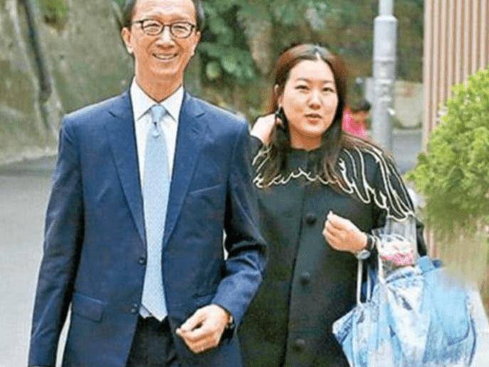 郭晶晶 43岁伏明霞与8位阔太聚会，素颜五官穿印花衬衫裙，富态不失贵气