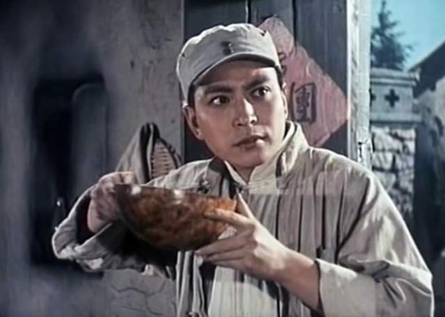 尤其是他在重拍版的《平原游击队》中所扮演的李向阳一角,给我们留下