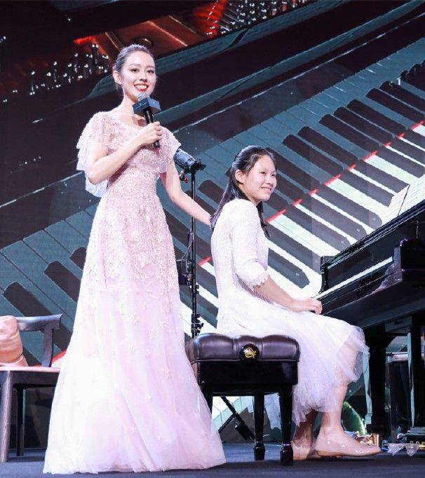 老公 郎朗吉娜合奏钢琴，穿红裙腰板挺直，身材优越高度比老公还挺拔！