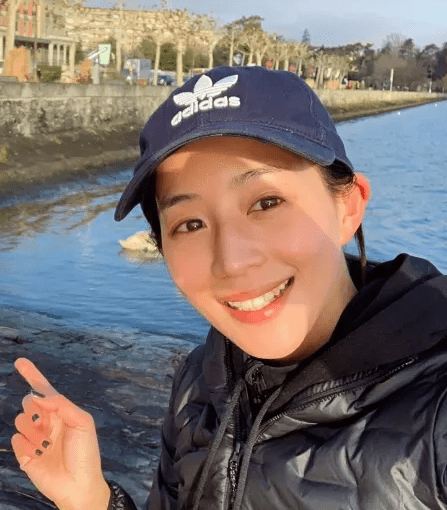原创38岁张钧甯有多美拍照不用滤镜美颜阳光下展示真实状态