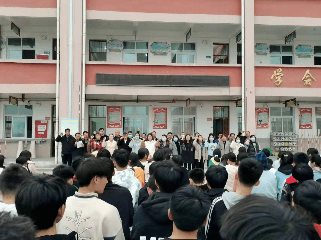 常兴一中举行备战中考百日誓师大会3月16日,常兴一中全体师生举行了