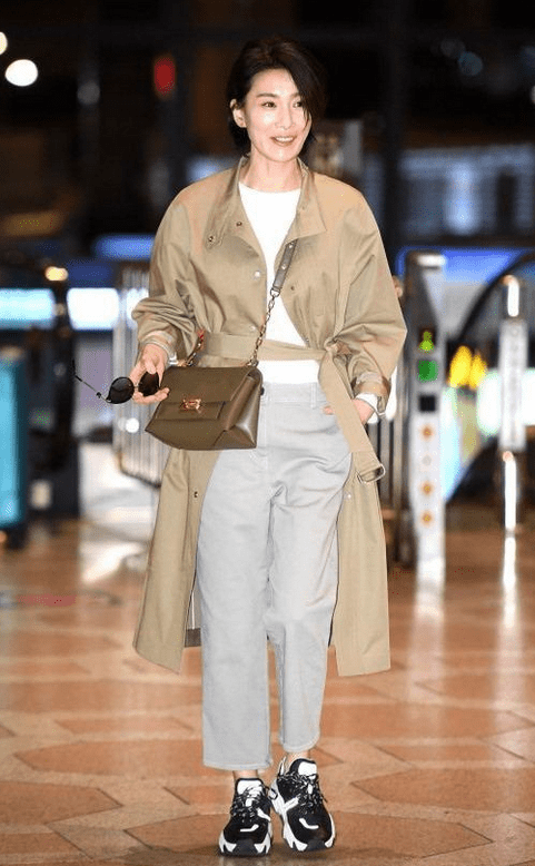 46岁金瑞亨换发型,穿男士西装配领带又美又飒,风格转变相当惊艳