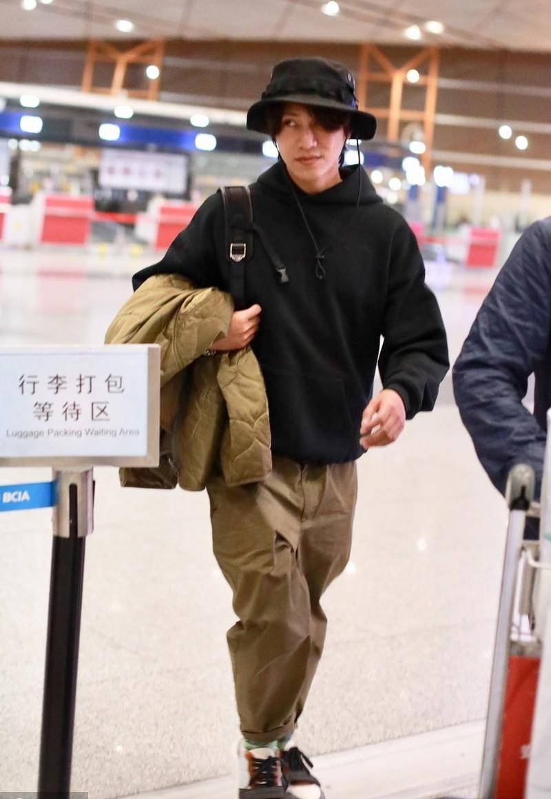 轮廓 陈坤现身机场帽衫+工装裤+渔夫帽 43岁依旧是帅气美男子的模样