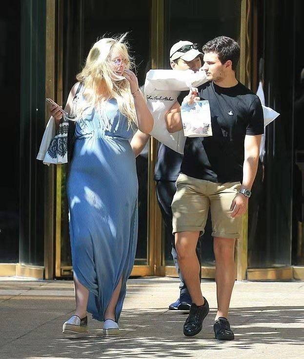 蒂芙尼 特朗普小女儿带男友豪购，肚子大块赘肉太抢镜，亲妈跟身后像助理