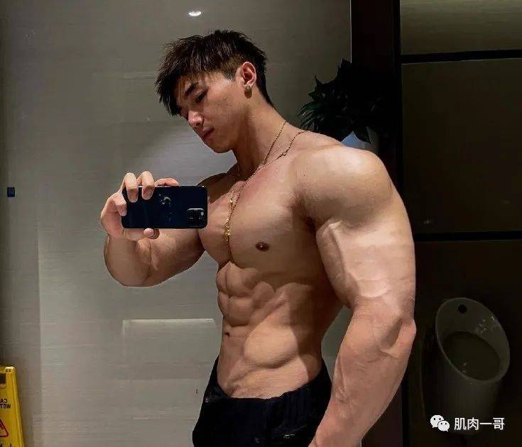 都抱|185cm健体小哥晒肌肉走红，小姐姐们不淡定了