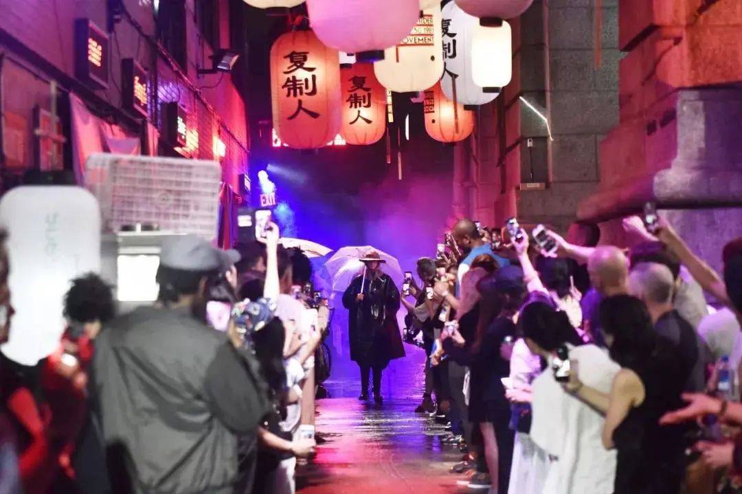 设计 走进“未来主义时尚”……