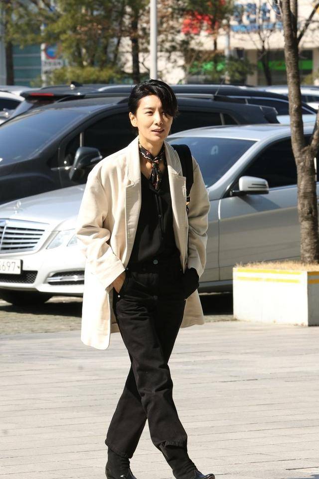 46岁金瑞亨换发型,穿男士西装配领带又美又飒,风格转变相当惊艳