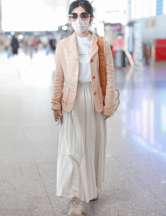 鞋子 赖美云机场私服照流出，看到脚上的鞋子，真只有1米53