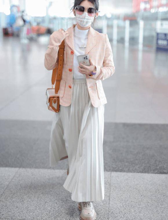 鞋子 赖美云机场私服照流出，看到脚上的鞋子，真只有1米53