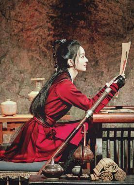 在爆出的她的剧照中,红色的劲装完美的了鲜衣怒马这几个字.