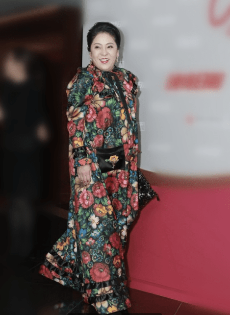孙女向太不愧是大佬的女人！穿花棉袄逛街比郭碧婷吸睛，对孙女好宠爱