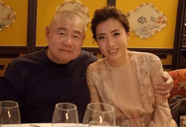 原创刘鸣炜低调结婚窗户上的大红喜字醒目富豪父亲却没有到场祝贺