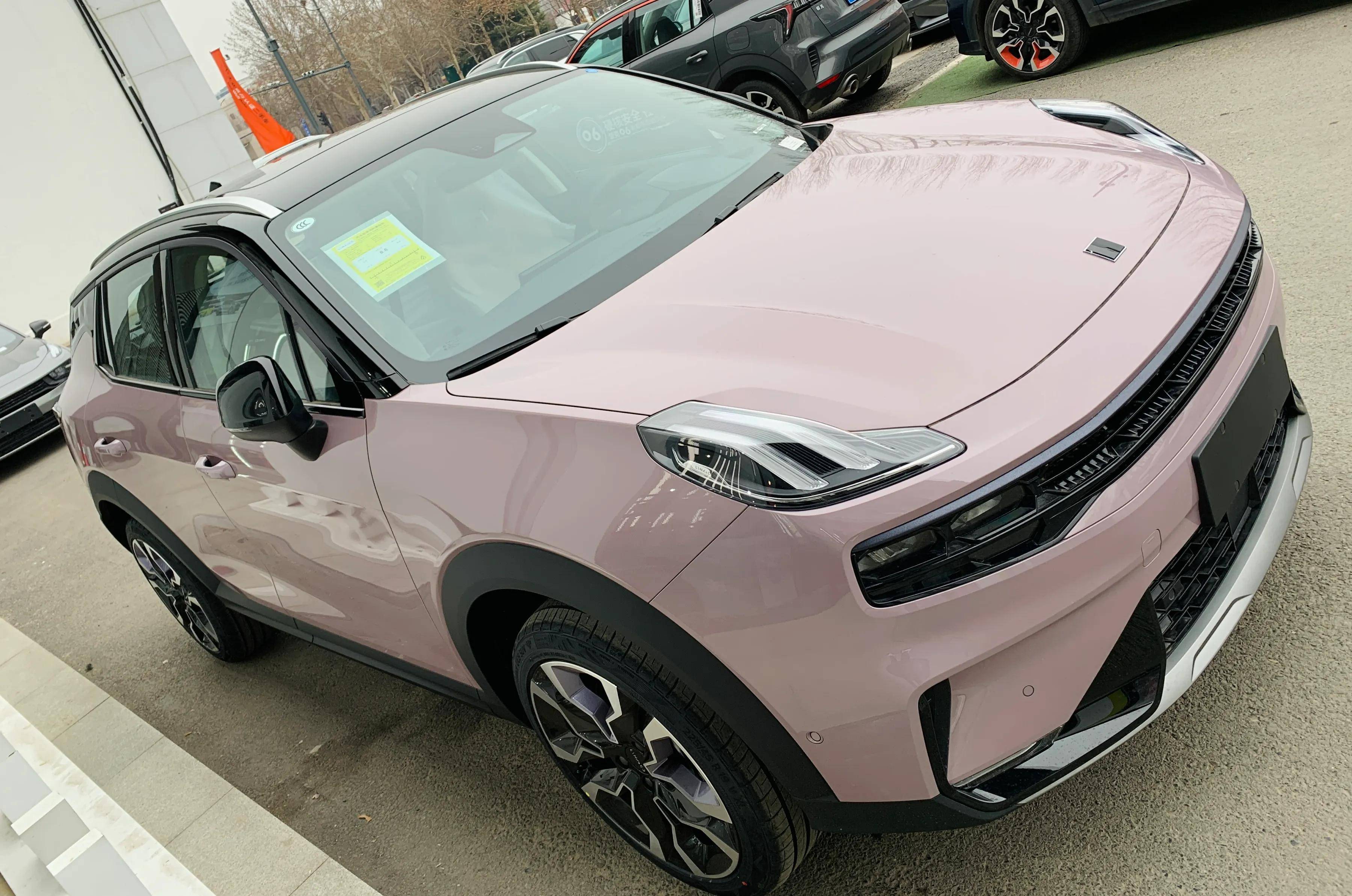 领克06粉女神优雅座驾