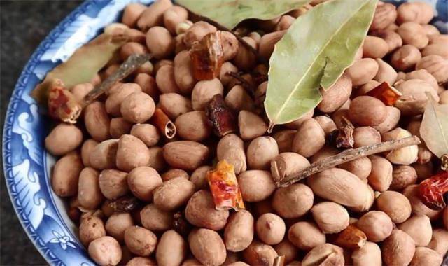 6.盐烤花生准备好了.经过这种特殊的油炸,花生会更加香甜可口.