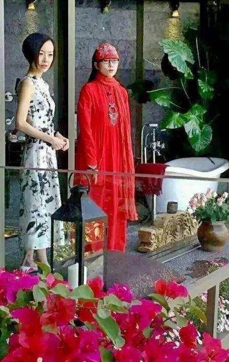 爱美她63岁比刘晓庆还爱美，30年不吃晚饭，癌症进手术室还要化妆